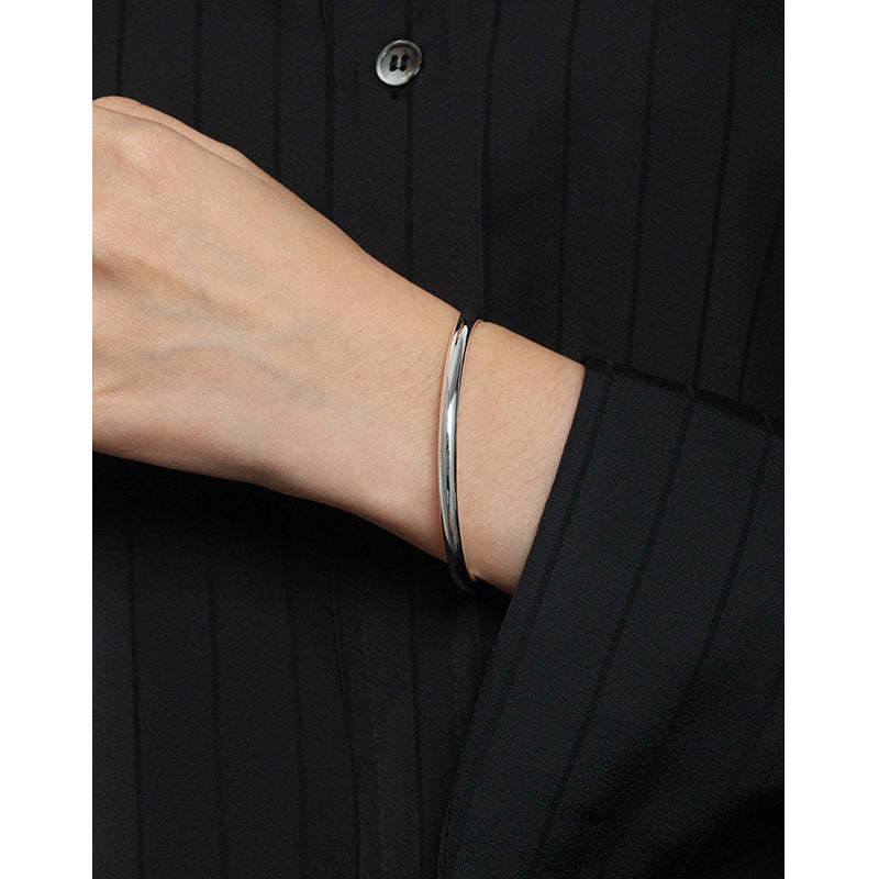 Sophisticated Simplicity: Sleek 4.2mm S990 Solid Silver Bangle