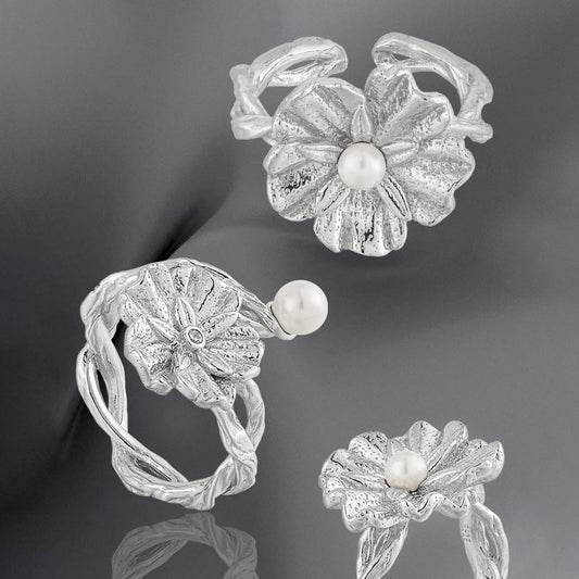 Elegant 925 sterling silver ring featuring a beautiful flower design, accented with luminous shell pearls.